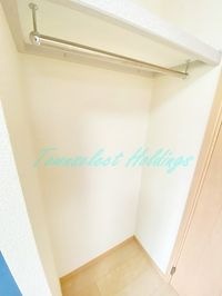 ポール付きで使い勝手の良いクローゼット♪