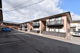 パインズコート新居 C棟の外観
