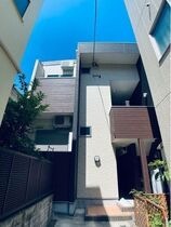 グルージャ黒門の外観