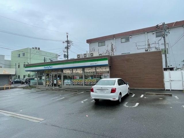 ファミリーマート 岩塚本通三丁目店
