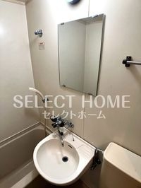 ゆったりとスペースのある洗面所