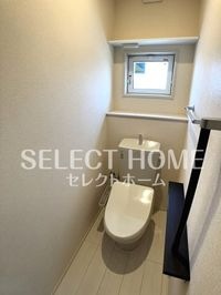 落ち着いた色調のトイレです