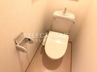 落ち着いた色調のトイレです
