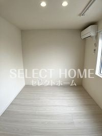 落ち着いた色調の寝室です
