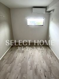 広くて明るい寝室