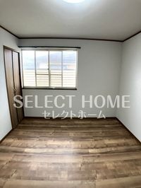広くて明るい寝室
