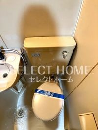 落ち着いた色調のトイレです