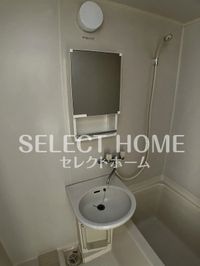 ゆったりとスペースのある洗面所