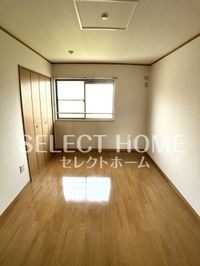 落ち着いた色調の寝室です