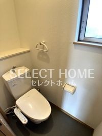 落ち着いた色調のトイレです