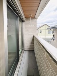 開放的で明るい空間を演出してくれるバルコニーです