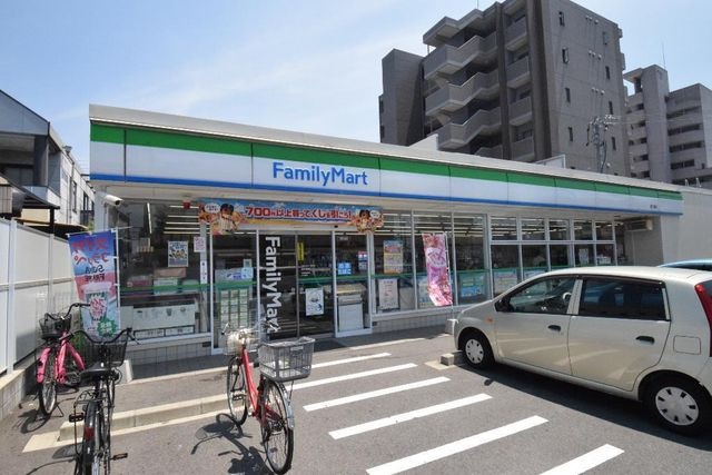 ファミリーマート港入場店