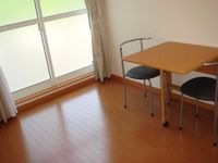 椅子、折り畳みテーブル付き。