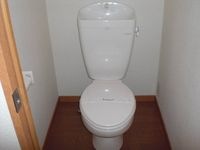 トイレは収納棚付き。