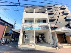 スタンダード九工大前ビルの外観