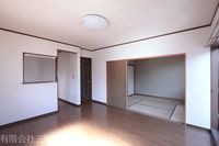 LDK12帖 人気の対面キッチン、隣の和室へは段差なし