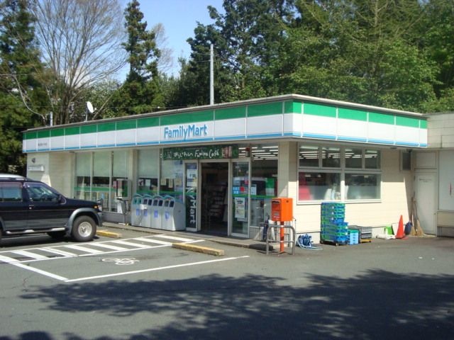 ファミリーマートあご山店(コンビニ)