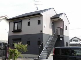 ハイツ足達C棟の外観