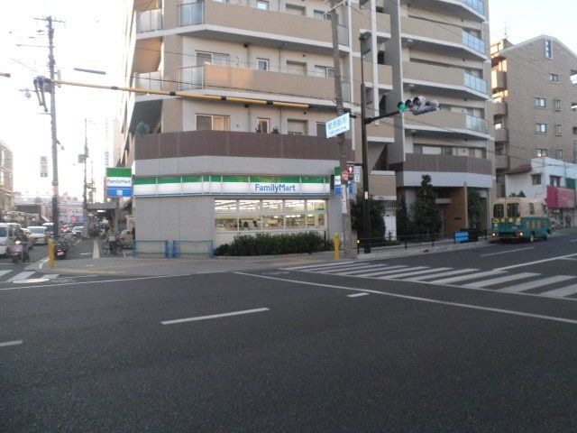 ファミリーマート服部駅前店