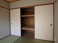 押入