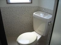 窓のついた明るいトイレ