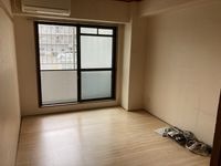 和室の上に敷物しいてます。