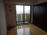 バルコニーに面した洋室