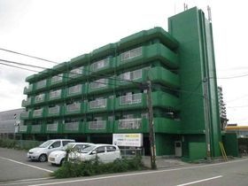 マンション川岸の外観