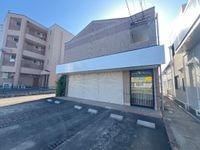 店舗正面シャッター、駐車場