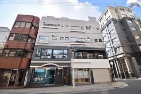 新友ビルの外観